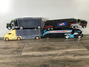 lot 86 image: 4 - Die Cast Car Carrying Cases - All Shaped Like Semis and 2 are Hotwheels