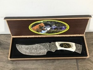 lot 101 image: Hunting Knife With Bears Engraved in Handle and Etching on Blade