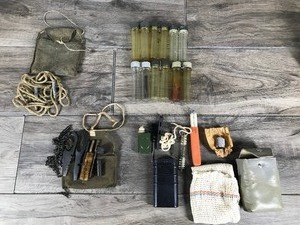 lot 117 image: Lot of Collectible Vintage Military Equipment - see description for details