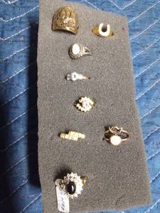 lot 228 image: Lot of 8 rings