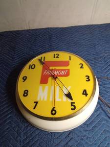 lot 243 image: Vintage Fairmont Milk electric light up clock