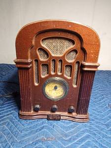 lot 246 image: Vintage 1934 solid wood Thomas radio