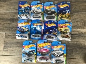 lot 141 image: Lot of 11 Hot Wheels Die Cast Cars all in Original Packages