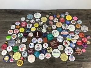 lot 160 image: Large Lot of Buttons