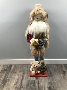 lot 464 image: Large Santa Claus Figurine - 32 Tall