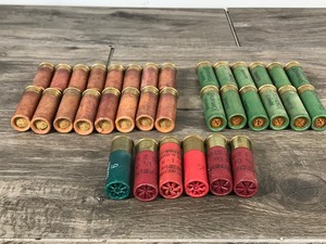 lot 14 image: 34 - 12 Gauge Shotgun Shells with 16 of them being the Vintage Paper Cased Shells