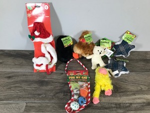 lot 635 image: Lot of Pet Toys and More