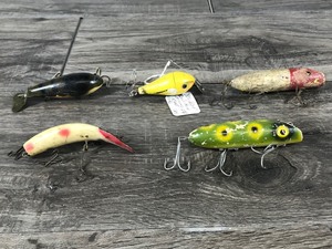 lot 636 image: Lot of 5 Vintage Fishing Lures