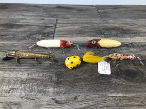 lot 637 image: Lot of 5 Vintage Fishing Lures