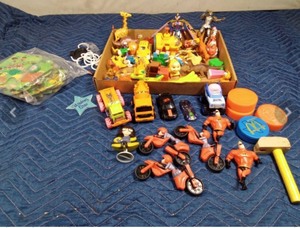 lot 595 image: Assorted fast food toys and other toys