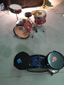 lot 608 image: Childss drum set and part of a smaller drum set