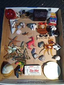lot 605 image: Flat of collectables