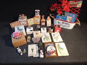 lot 589 image: Pricilla Mouse Tale figurines and others, tin card basket, Avon musical flower box and more