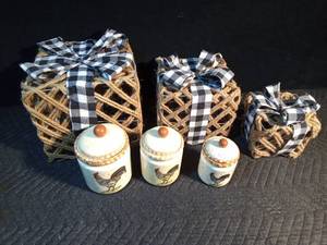 lot 586 image: Rooster canasters and wire basket presents