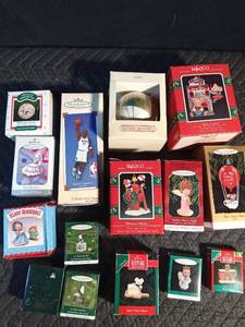 lot 577 image: Flat of vintage Hallmark and Enesco ornaments