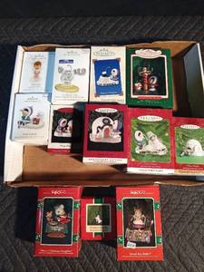 lot 579 image: Flat of vintage hallmark and Enesco ornaments