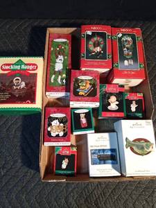 lot 581 image: Flat of vintage hallmark and Enesco ornaments