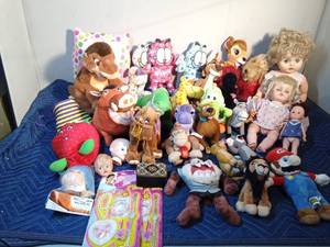 lot 557 image: lot of plush animals, dolls, doll heads, girls jewelry sets and more