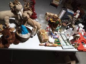 lot 553 image: Christmas items