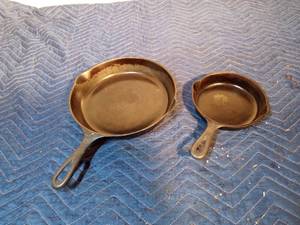 lot 393 image: 755A 8 wagner and 3 cast iron pans