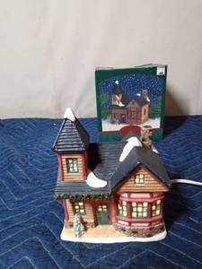 lot 387 image: 1995 electric light-up McFadden house