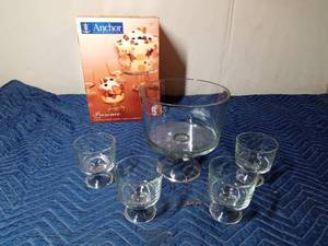 lot 389 image: 5 pc Presence trifle set