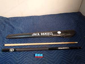 lot 378 image: Jack Daniels pool stick with chalk and case