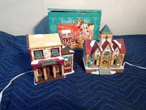 lot 381 image: 2 Grandeur Noel electric light-up houses