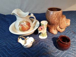 lot 368 image: McCoy pitcher & bowl set, McCoy cookie jar, 1990 Odagiri vase, Velina Creamer and a pottery jar