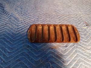 lot 357 image: Cast iron corn bread pan