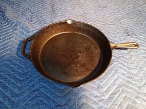 lot 347 image: Cast iron skillet