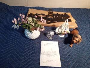 lot 343 image: Lighthouse silhouette shelf, 2 figurines and 2 vases