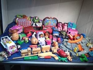 lot 326 image: Lg tote of toys