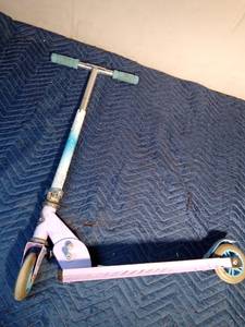 lot 330 image: Childs scooter