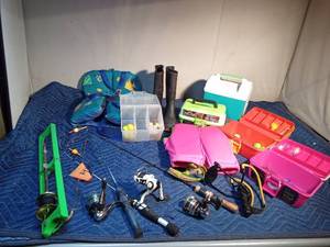 lot 324 image: Sling shot, tip-up, 3 ice fishing rods & reels, 4 tackle boxes (3 with tackle), kids rubber boots & life jackets, Rubbermaid cooler