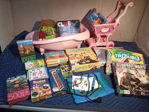 lot 325 image: Electronic sketch board, games, puzzles, Grocery cart and infant bathtub