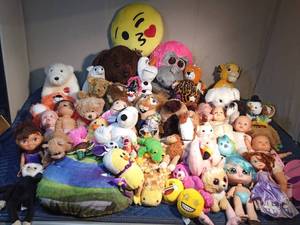 lot 310 image: Lg tote of plush animals, Beanie babies, dolls, pillows