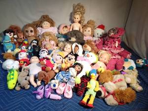 lot 306 image: Lg tote of Beanie Babies, plush animals and dolls