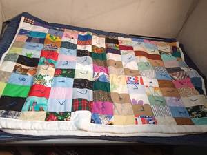 lot 290 image: Twin handmade quilt
