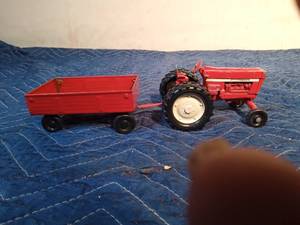 lot 292 image: Ertl International tractor with trailer