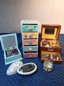lot 278 image: 3 Jewelry boxes and 2 trinket boxes with jewelry