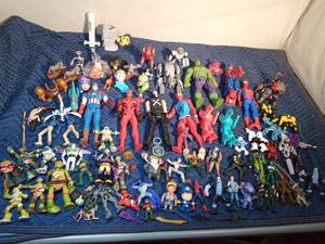 lot 281 image: Lot of toy figurines and weapons