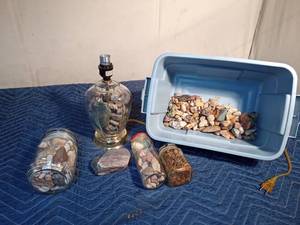 lot 264 image: Agates and rocks