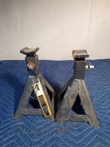 lot 268 image: 2 ton jack stands