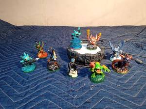 lot 259 image: 10 Activision Skylanders action figures and 1 portal
