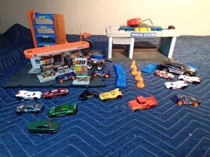 lot 261 image: Matchbox gas station and rescue station with cars