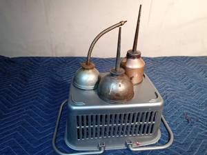 lot 262 image: 3 Vintage oil cans