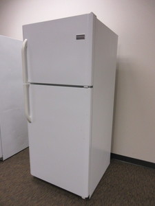 lot 905 image: FRIGIDAIRE REFRIGERATOR FREEZER