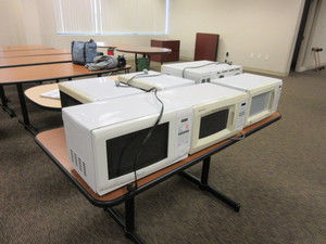 lot 906 image: MICROWAVE OVENS ASSORTED BRANDS