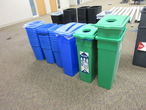 lot 908 image: CONTINENTAL PLASTIC RECYCLE TRASH BINS IN BLUE AND GREEN